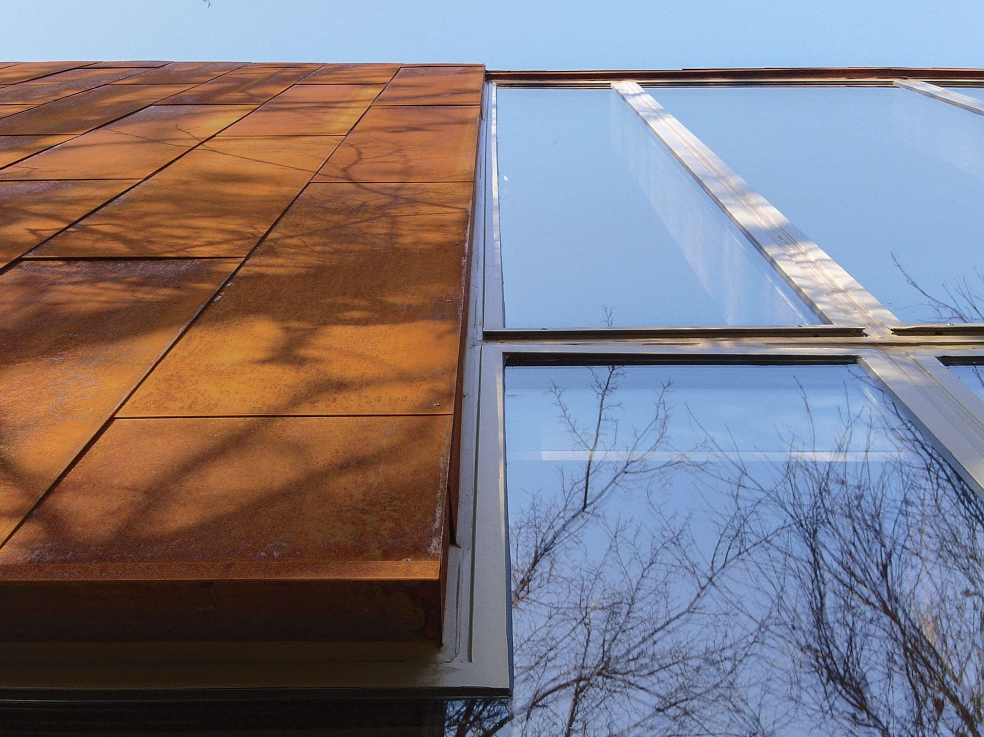 Detail of the Solanum Steel facade against the windows.