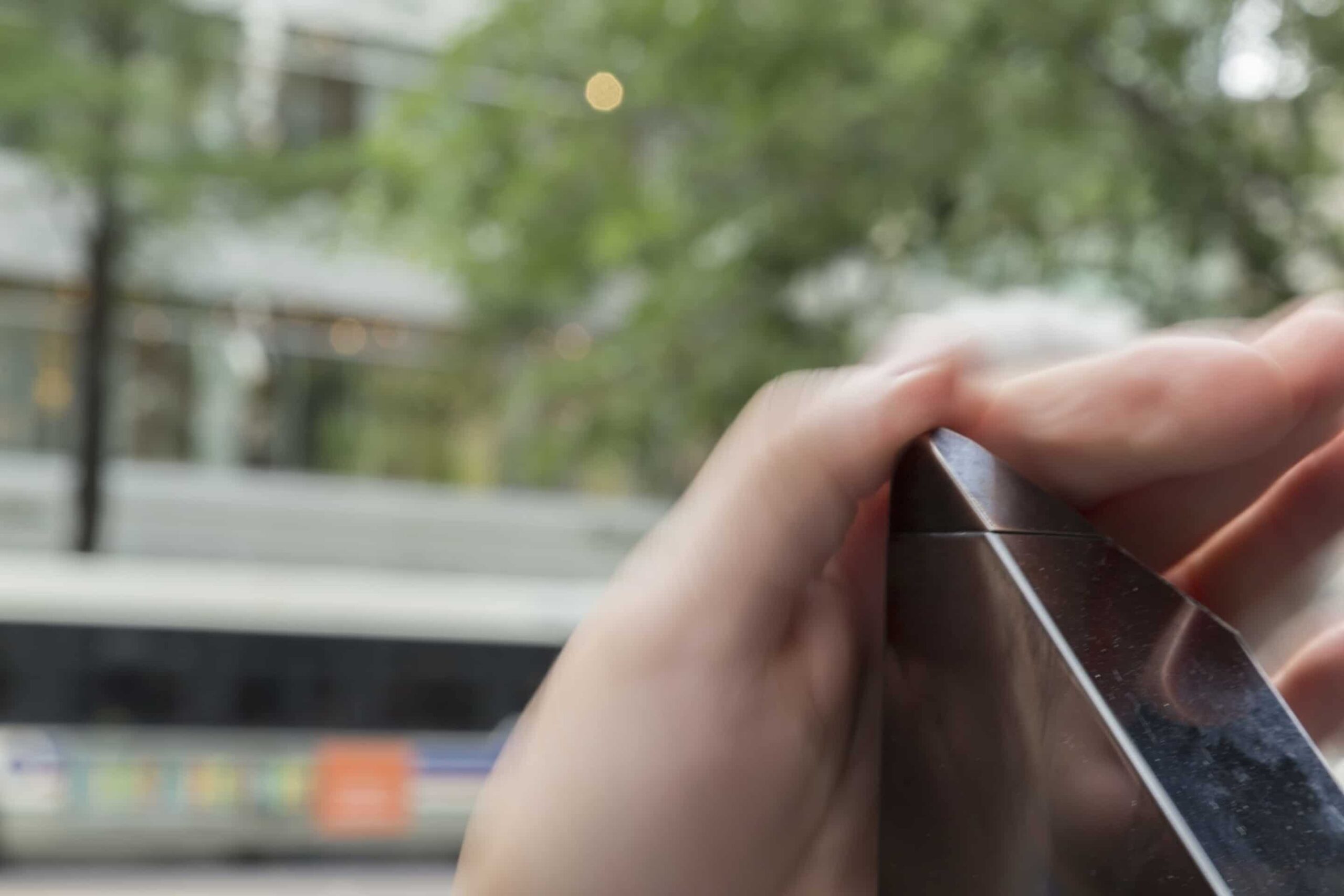 Detail of the mirror-black stainless corner connection. 
