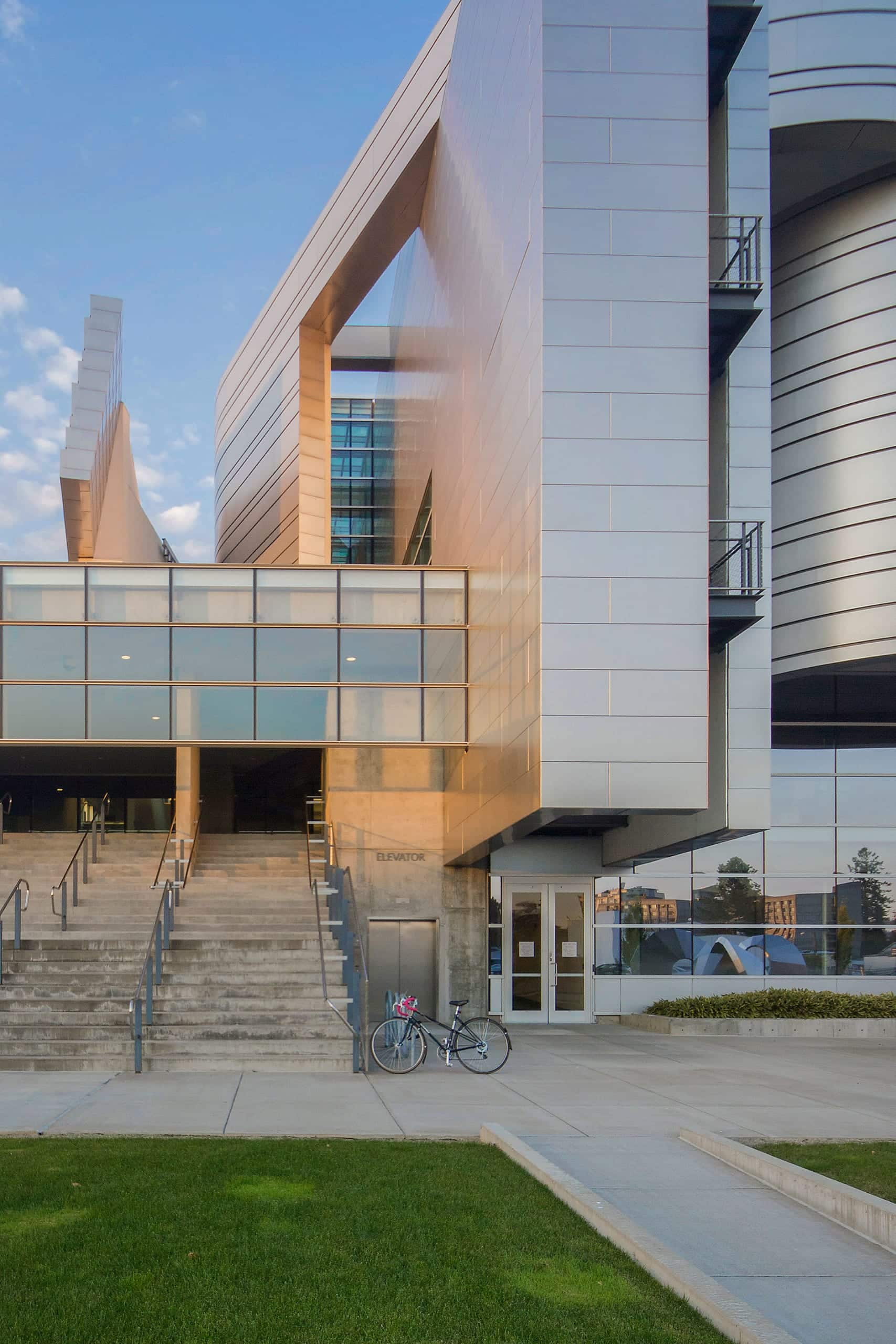 Detail photograph of the Wayne L. Morse United States Courthouse.
