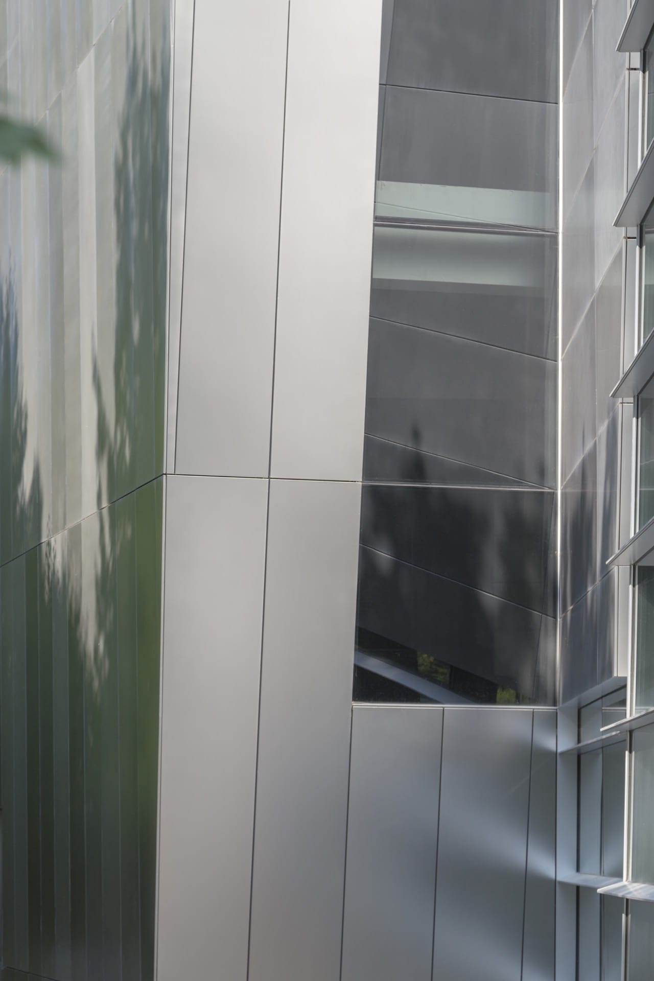 Detail of the satin reflectivity of the plate panels used on IBM Headquarters.