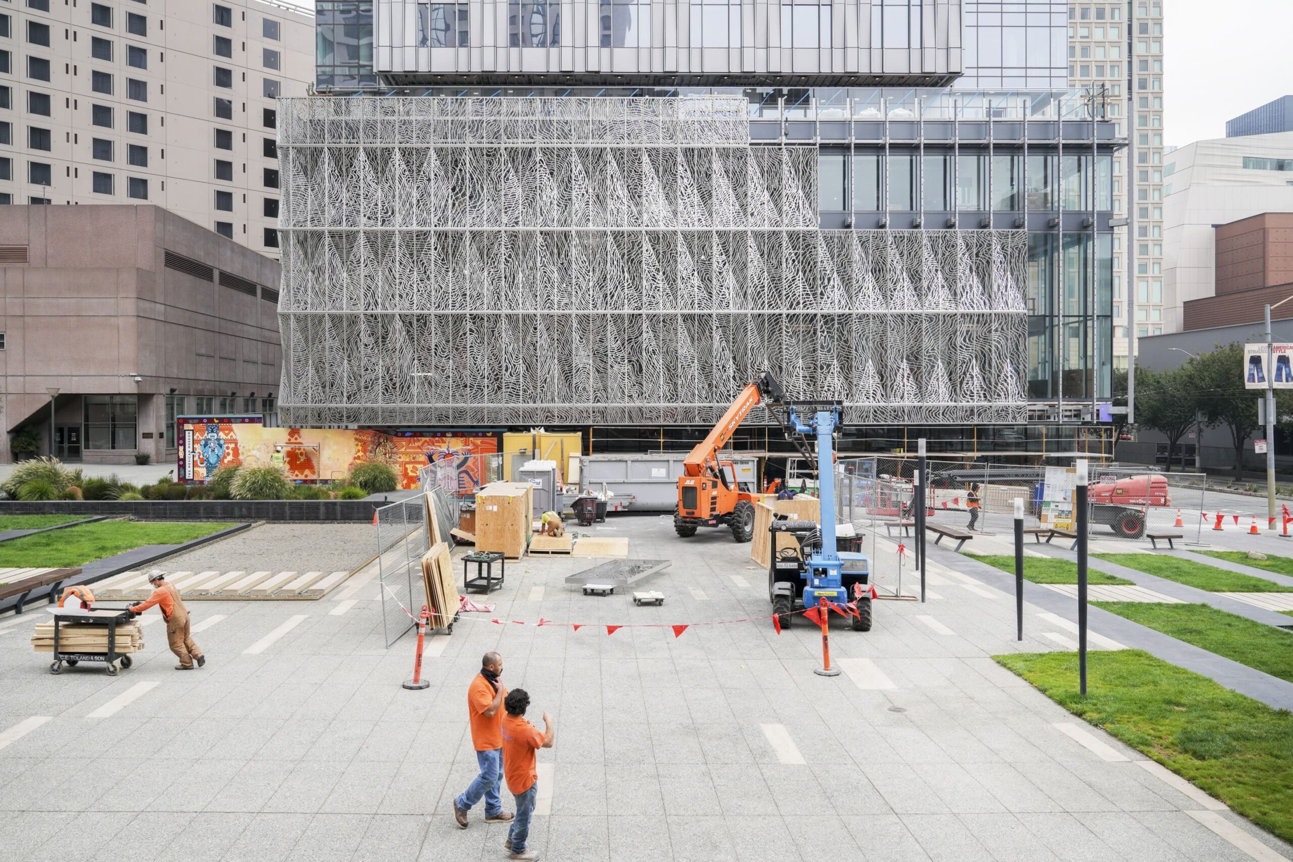 Constructing the facade with Zahner’s Angel Hair® and mirror polish stainless steel.