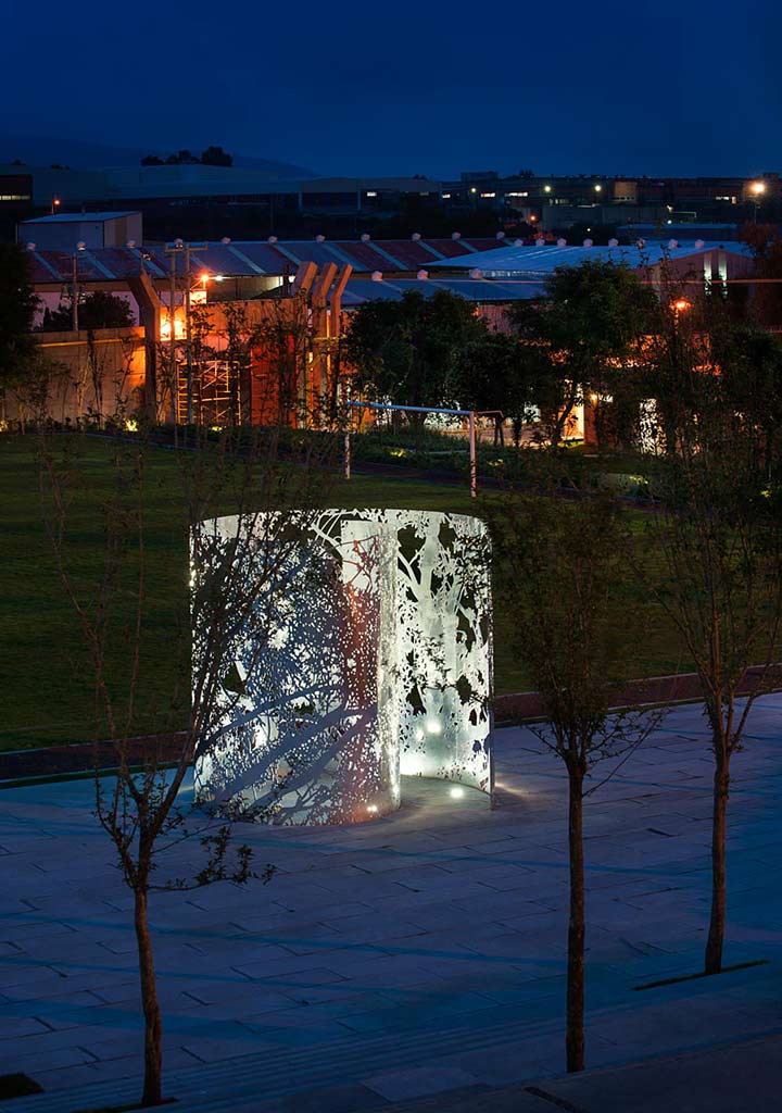 Jan Hendrix sculpture at night.