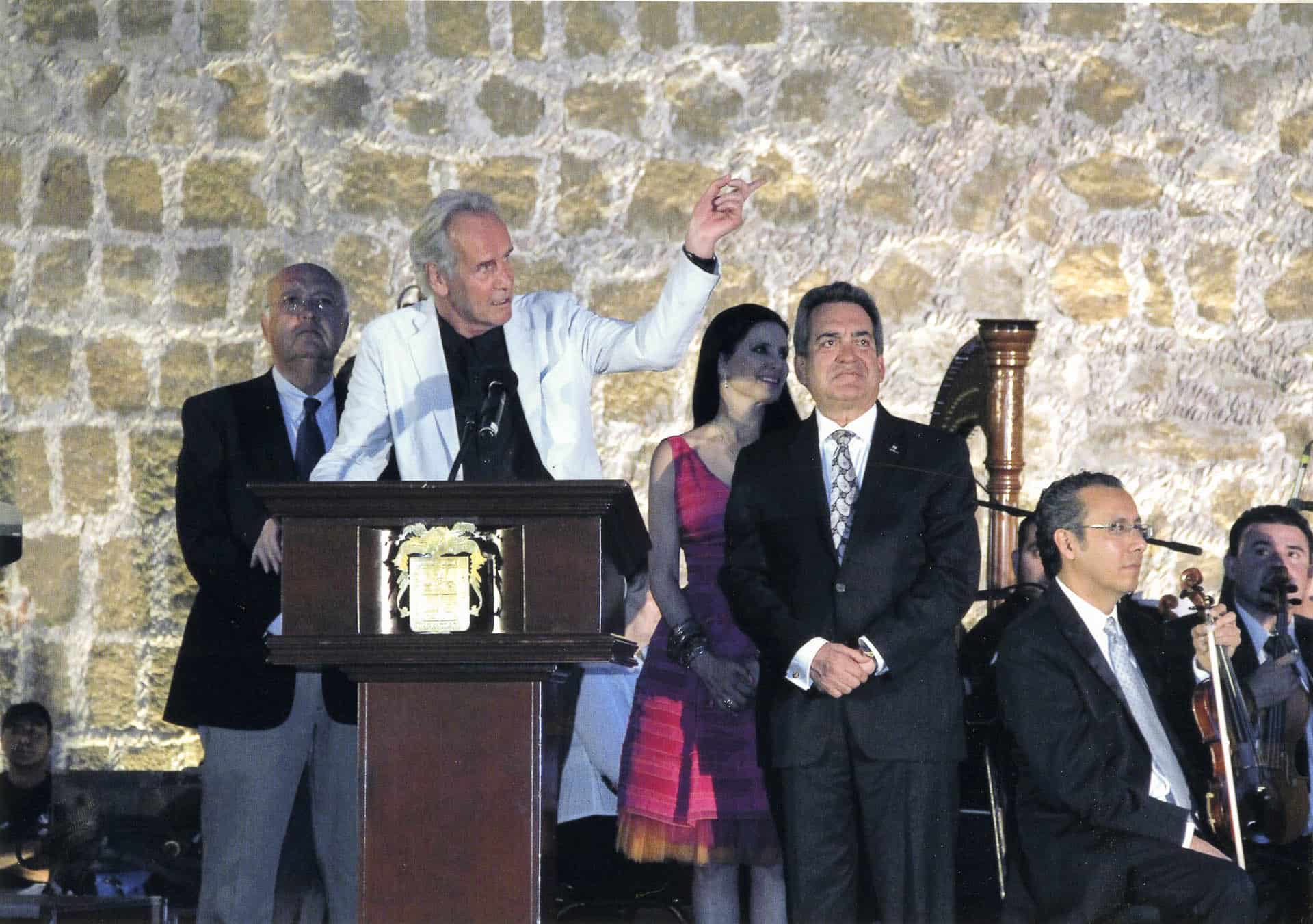 Jan Hendrix, pictured with Governor Carlos Lozano de la Torre and his wife Blanca Rivera Rio Flores at the opening.