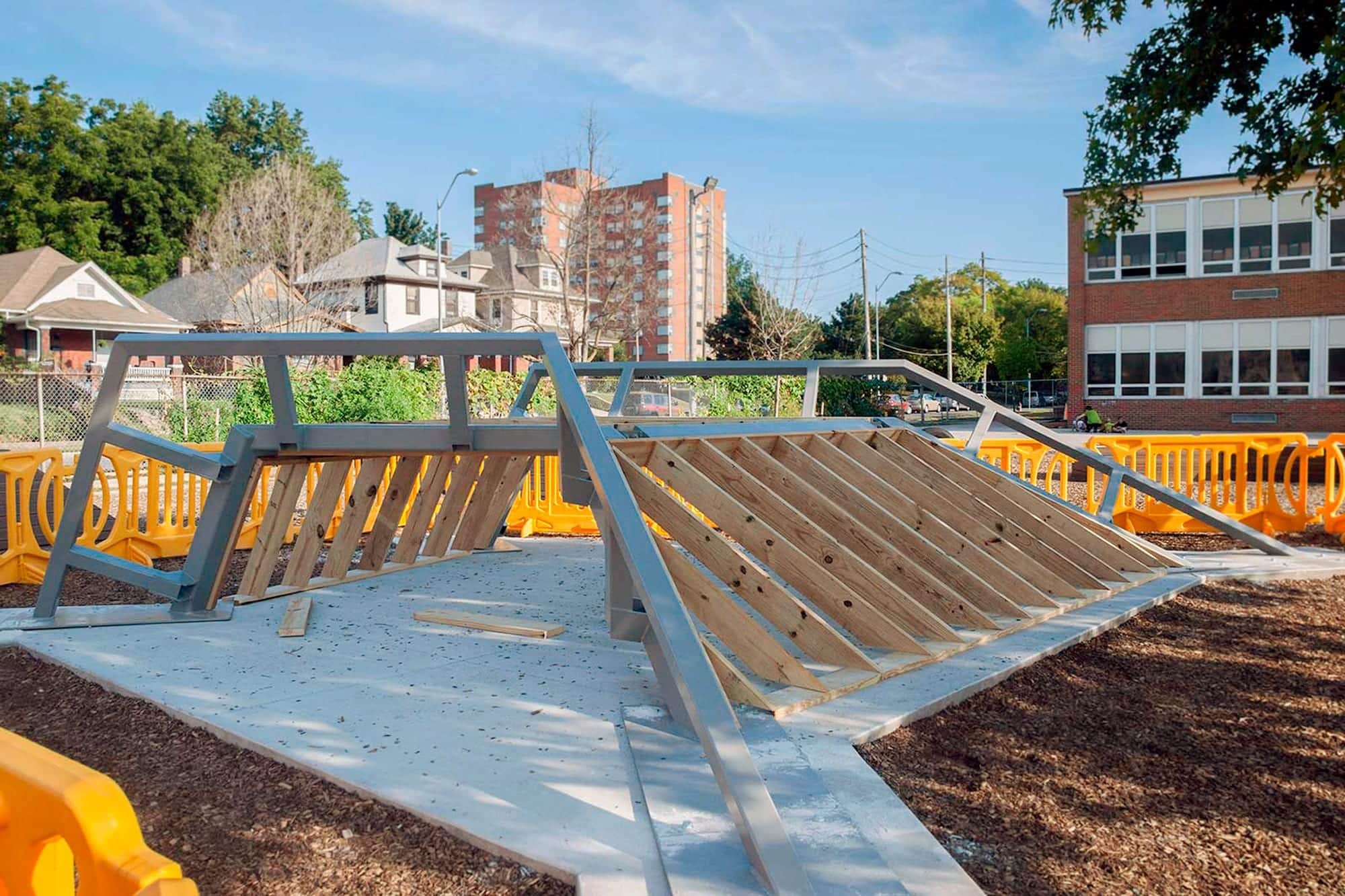 Installers add plywood ribs to the Zahner-manufactured structure.