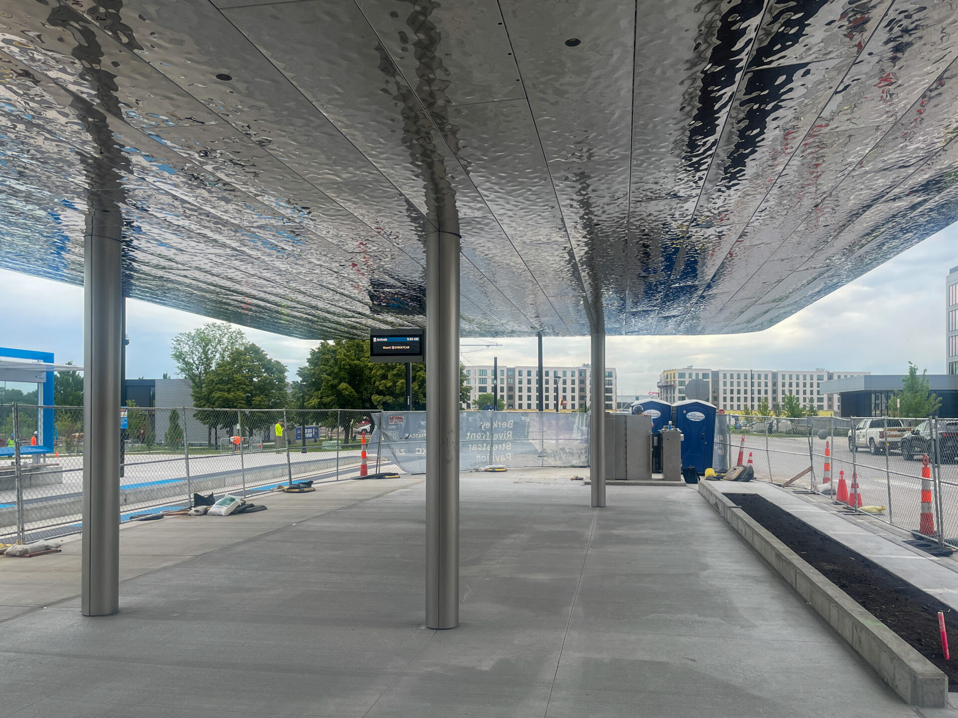 Zahner provided design-assist services, engineering, fabrication, and installation for the pavilion’s custom metal canopy.