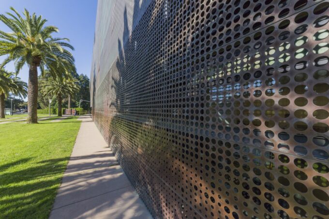 deyoung-img-copyr-zahner-6382-scaled