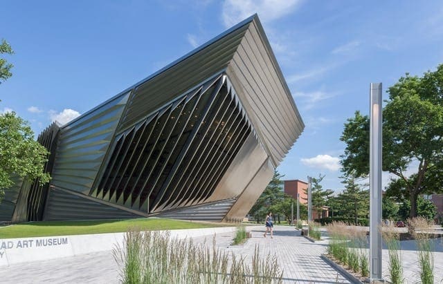 BROAD MUSEUM USES RADIUS REDUCTION TO MANUFACTURE ITS PRECISION EDGES.